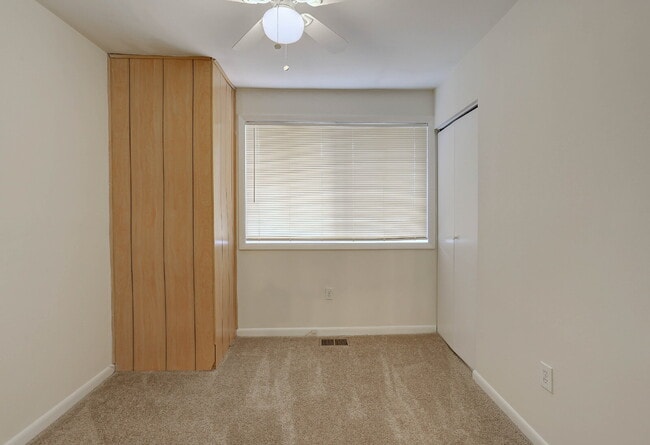 Building Photo - 3BD, 1.5BA - Beautifully Remodeled Townhome in Columbia