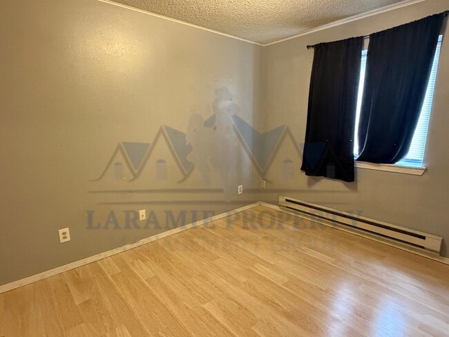 Building Photo - 3 Bedroom 2 Bathroom Apartment
