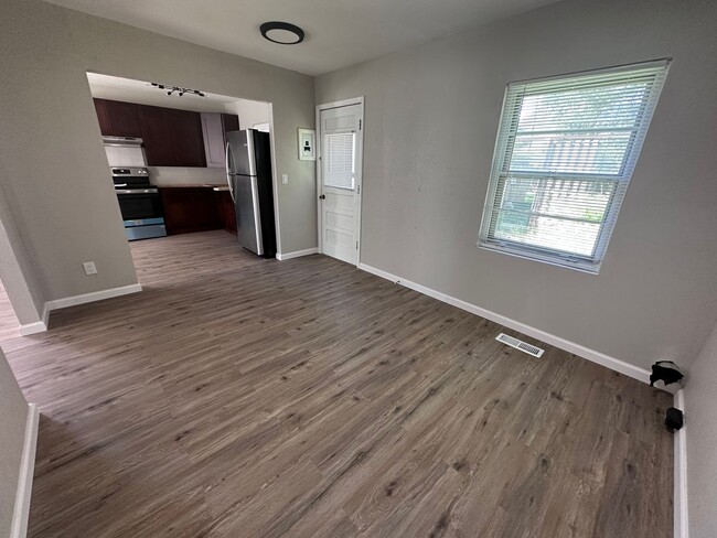 Building Photo - $1125 - 3 bedroom / 1 bathroom - Gorgeous ...