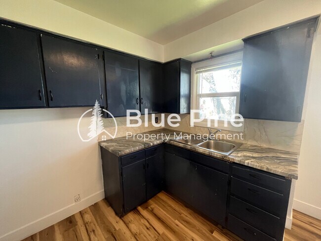 Building Photo - 1026 Vine Ave