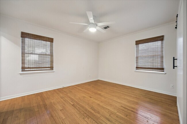 Building Photo - 1136 Oak Tree Dr