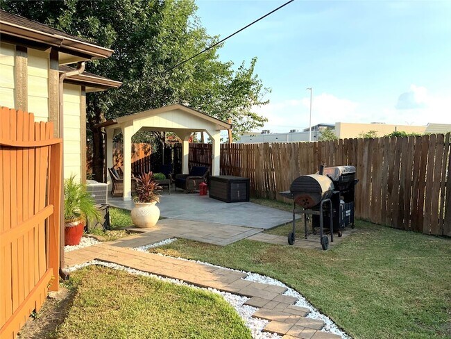 Building Photo - 15506 Red Pine Ridge Way