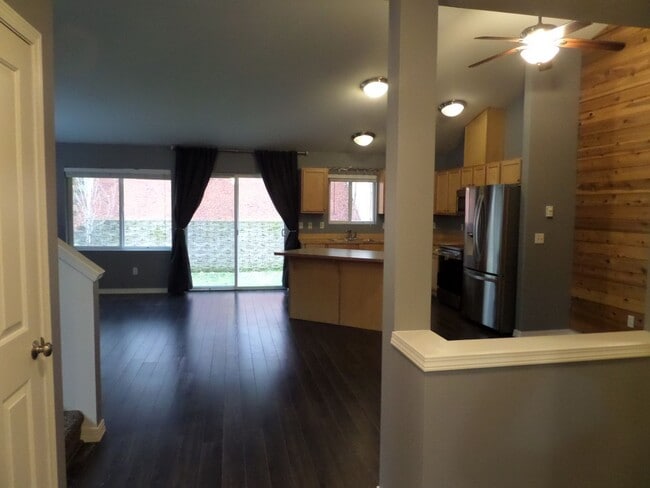 Building Photo - Super-Cute 2-Bedroom Townhome in Great Map...