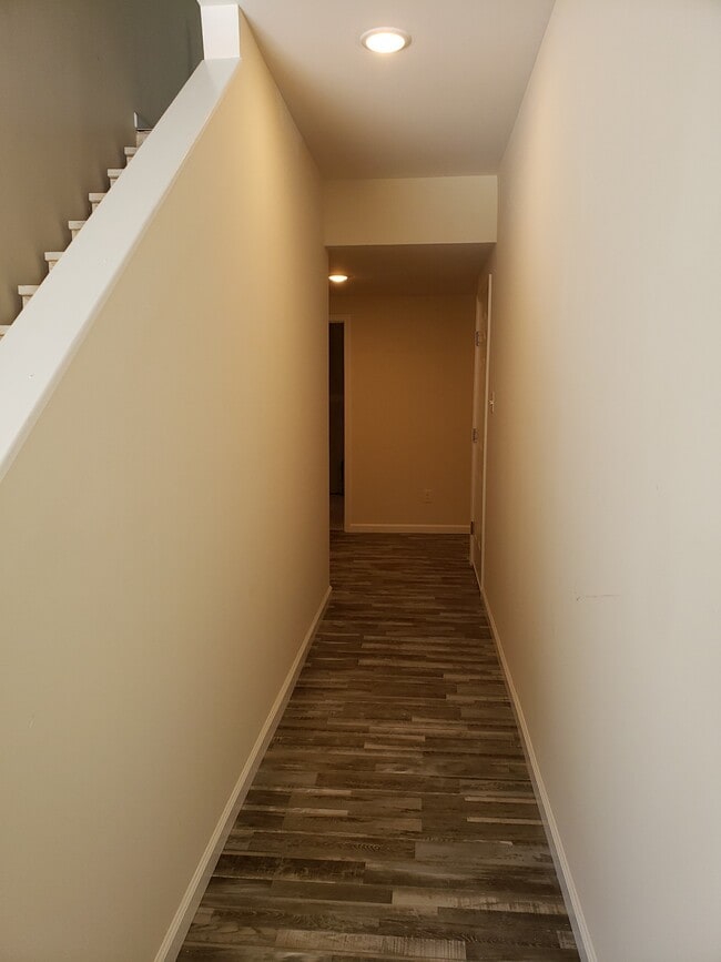 Building Photo - 35 Woodland Oaks Dr