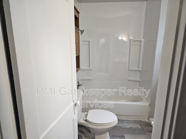 Building Photo - 5402 Rolston Ave