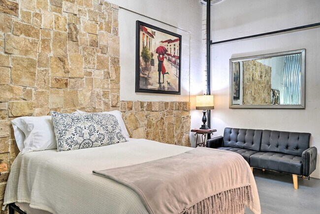 Building Photo - 3704 San Bernardo Ave