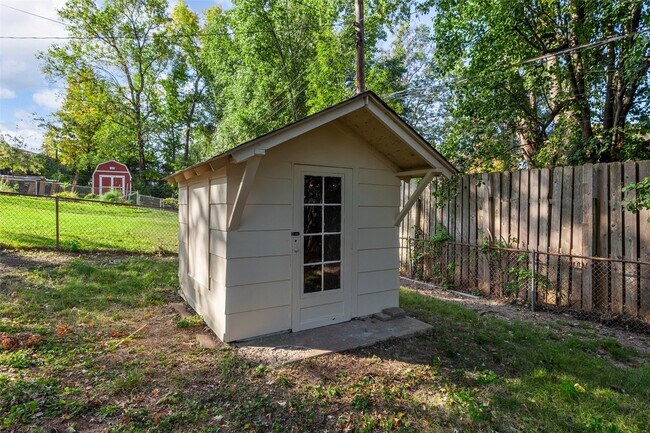 Building Photo - 2437 Pinehurst Dr