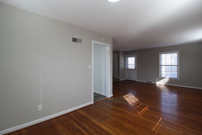 Building Photo - March FREE On This 2 Bedroom 1 Bath Duplex In The Waldo Area