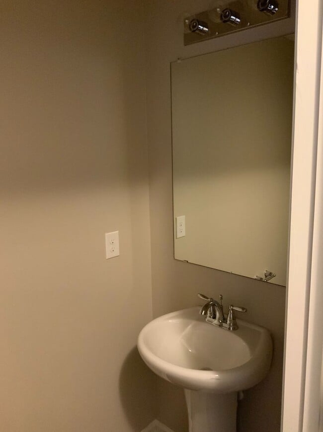 Building Photo - Chelsea Reserve  4 BR / 2.5 Ba / 2 family Room / 2 stories