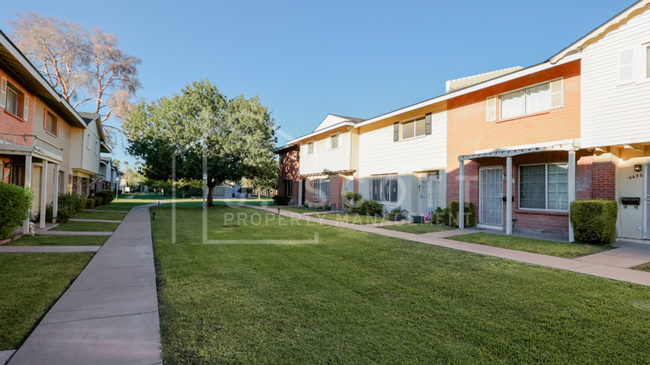 Building Photo - Stylish 2-Bedroom Townhome with in Prime L...