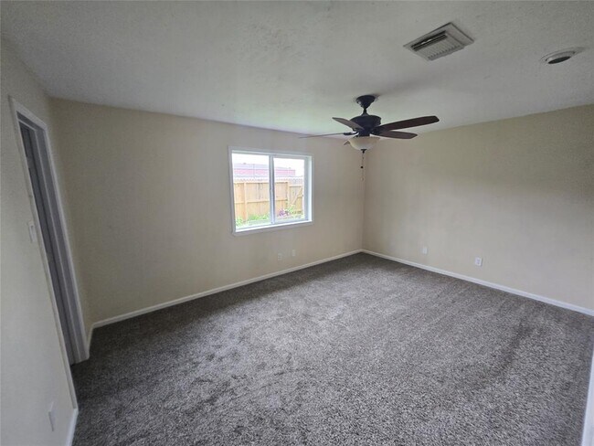 Building Photo - 2318 Green Valley Dr