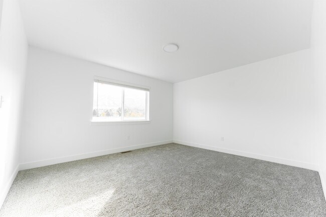 Building Photo - 48 410 W