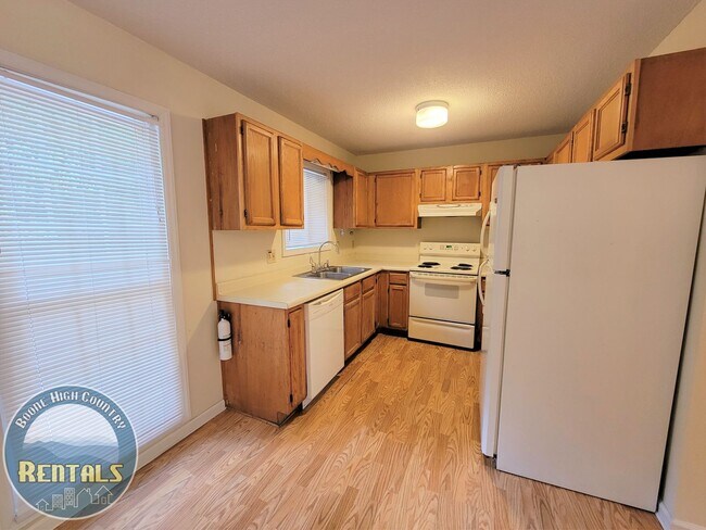 Building Photo - 323 Mountain Aire Ln