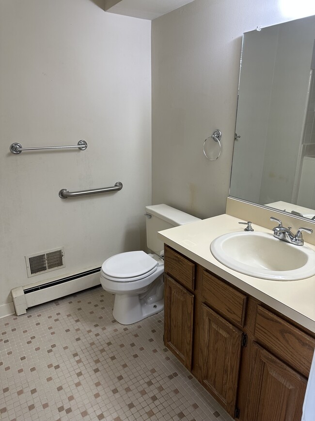 Upstairs bathroom - 25150 Jefferson Ct