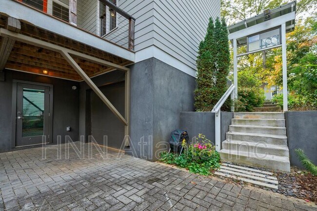 Building Photo - 1092 Kirkwood Ave SE