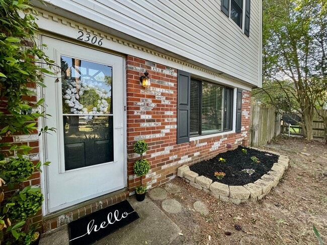Building Photo - READY 11-07-25!! 3-Bedroom Townhome at the...