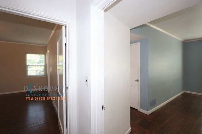 Building Photo - Oakmore Ranch Style Home