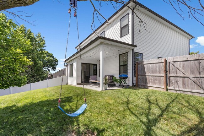 Building Photo - 3201 Crestwood Ln