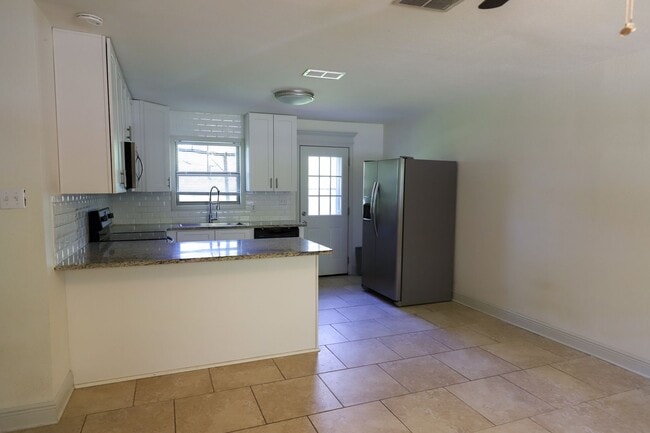 Building Photo - 133 Hickory Dr