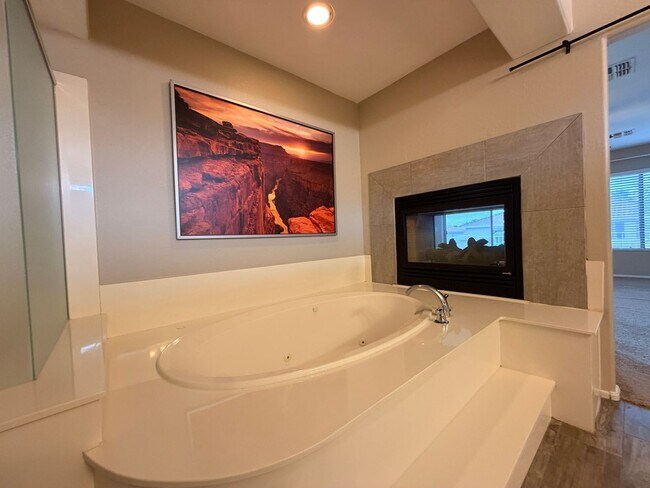 Building Photo - Spacious 5Bdm 3.5Ba Litchfield Park Home in a Small Gated Community