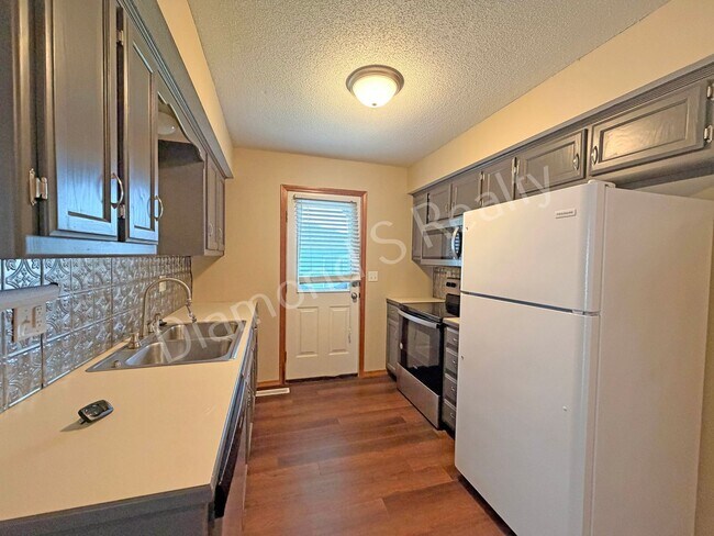 Building Photo - 2 Bed / 1 Bath Duplex in Ozark Available!