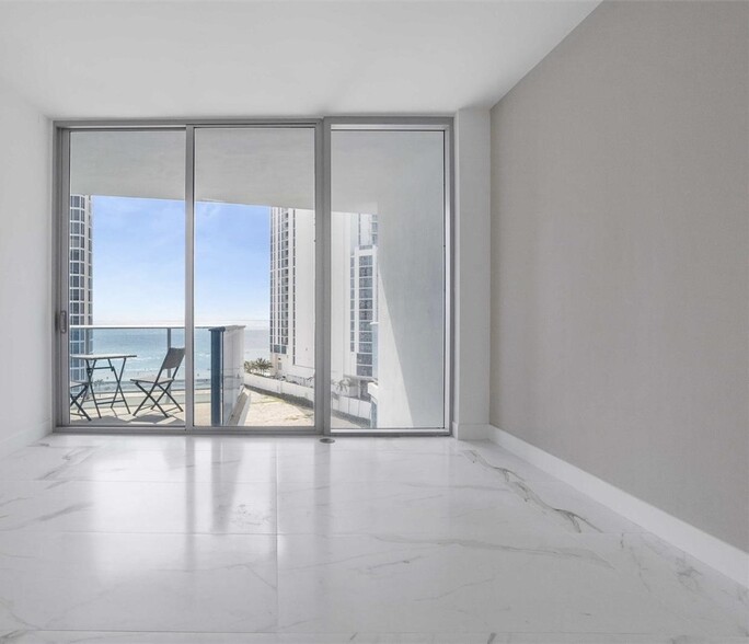 Building Photo - 17550 Collins Ave