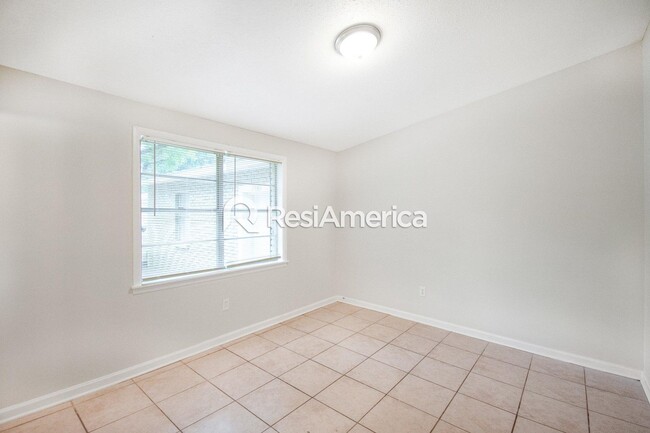 Building Photo - Renovated 3/2 in Great Location!