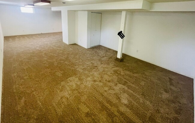 Building Photo - 4 bed / 1 1/2 bath home midtown!