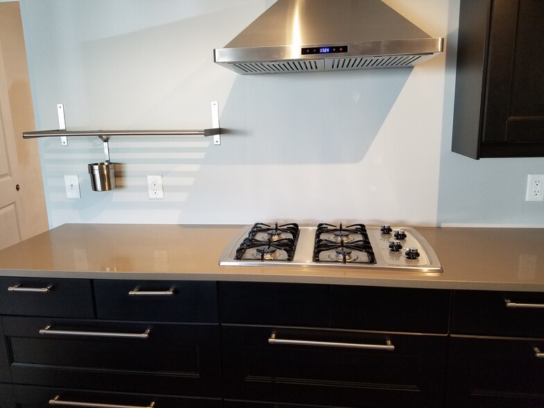 kitchen stovetop - 934 Water St