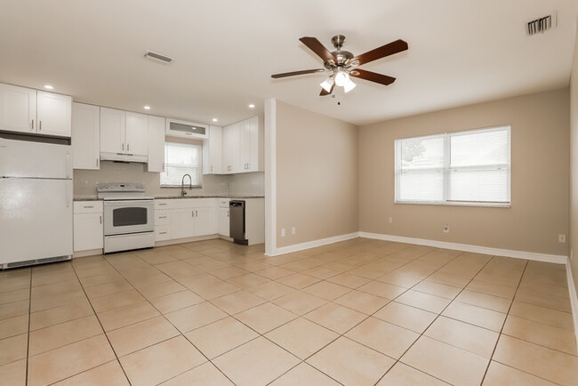 Building Photo - 779 Lynndale St N