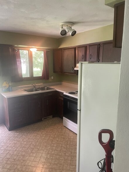 Building Photo - 1026 Stardust Dr