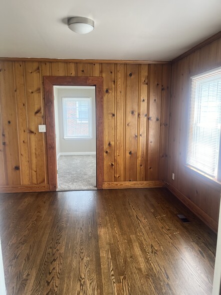 Space off master bedroom that can be used as an office - 1402 N Tennessee Blvd