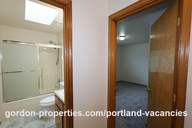 Building Photo - SE Knapp Circle - 3 bedroom duplex with attached single car garage