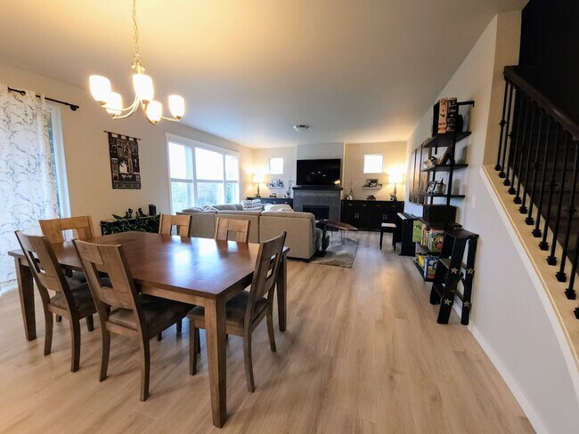 Building Photo - Gem Heights Area Luxury