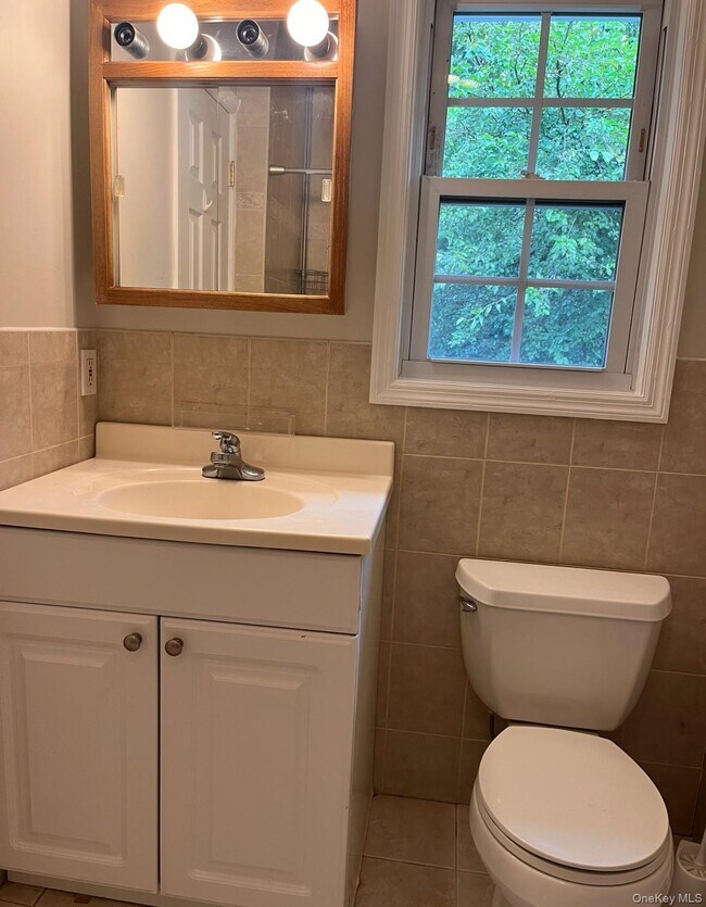 Building Photo - 5 Maplewood Rd