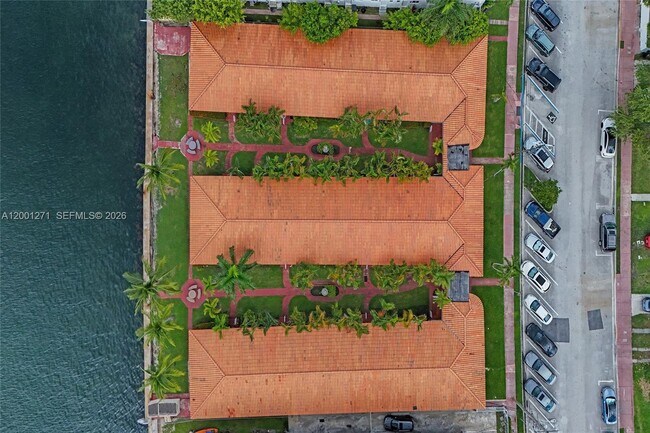 Building Photo - 2170 Bay Dr