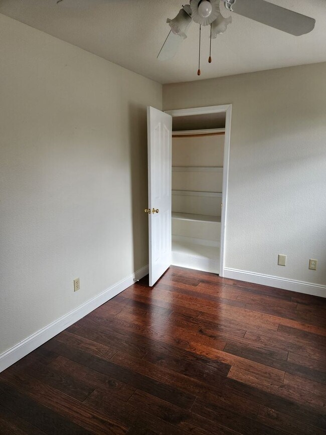 Building Photo - Lovely 4 bedrooms, 3 bathrooms in Windsor