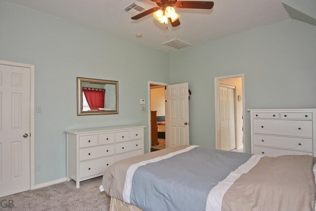 Building Photo - 511 Plantain Ln