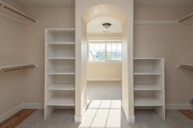 Building Photo - Sun Meadow Home 4 Bed + Bonus + Office + H...