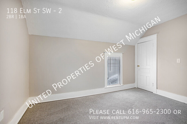 Building Photo - Available Now | Cute 2 Bedroom, 1 Bath Upp...