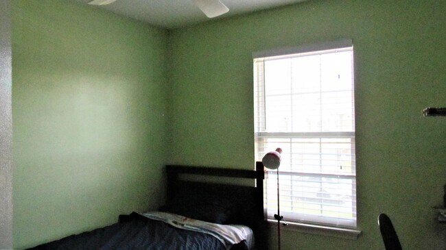 Building Photo - 1542 E Chivalry Ct