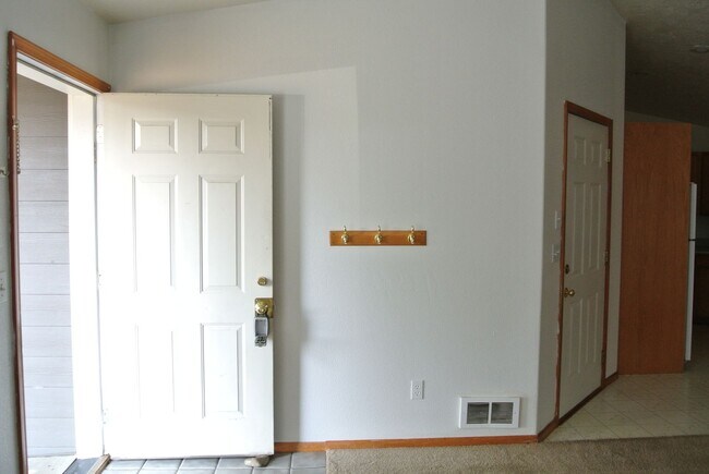 Building Photo - Spacious 3-bedroom, 1 bath home in Albany