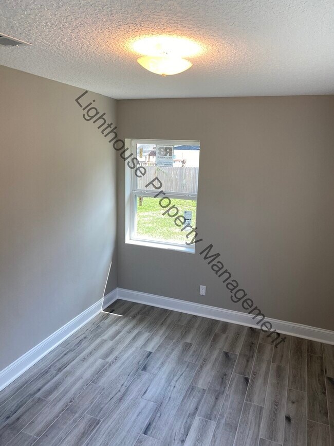 Building Photo - Beautiful 3 Bedroom Home With Fenced Backyard