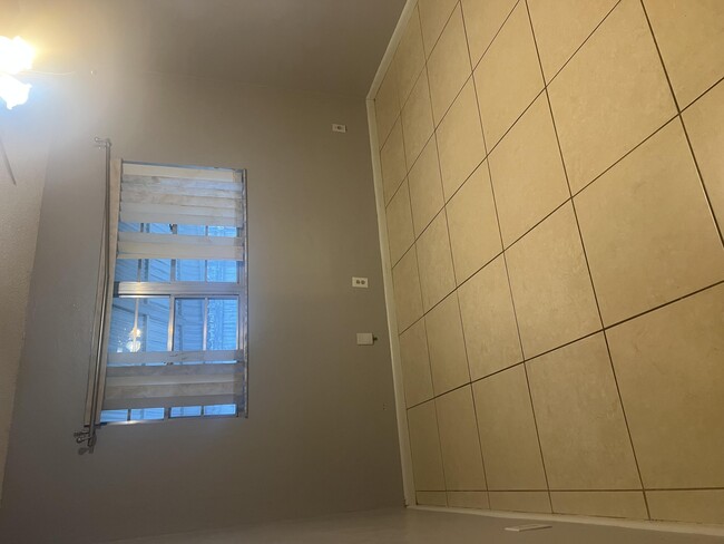 Building Photo - 2073 E Bond Dr