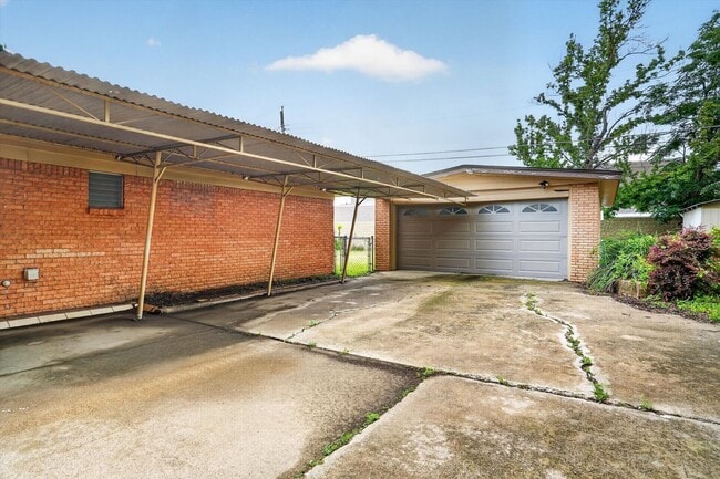 Building Photo - Move-In Ready Gem Near DFW Airport and Major Highways