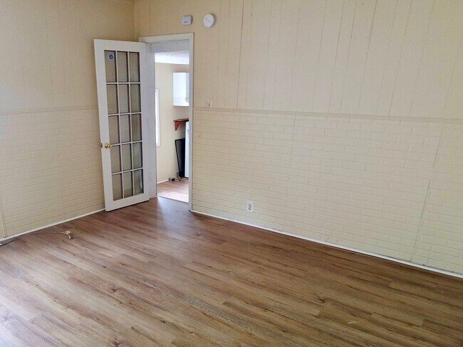 Building Photo - 26-28-28 E Pine St.