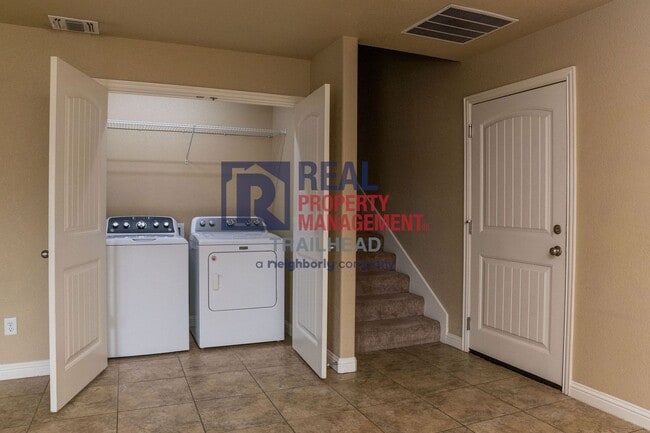 Building Photo - 905 Dart Ct