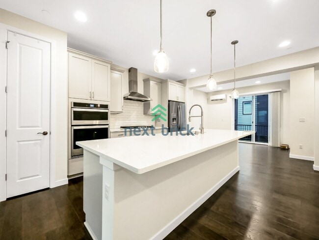 Building Photo - 3 Bed and 3.5 Bath Beautiful  Modern Townhome is Available for Rent!