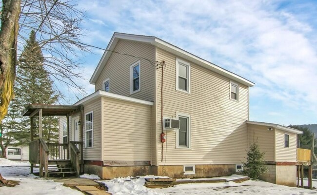 Building Photo - Coming Soon! Beautiful 3 Bedroom, 1.5 Bath...