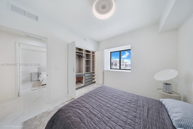 Building Photo - 700 NE 24th St